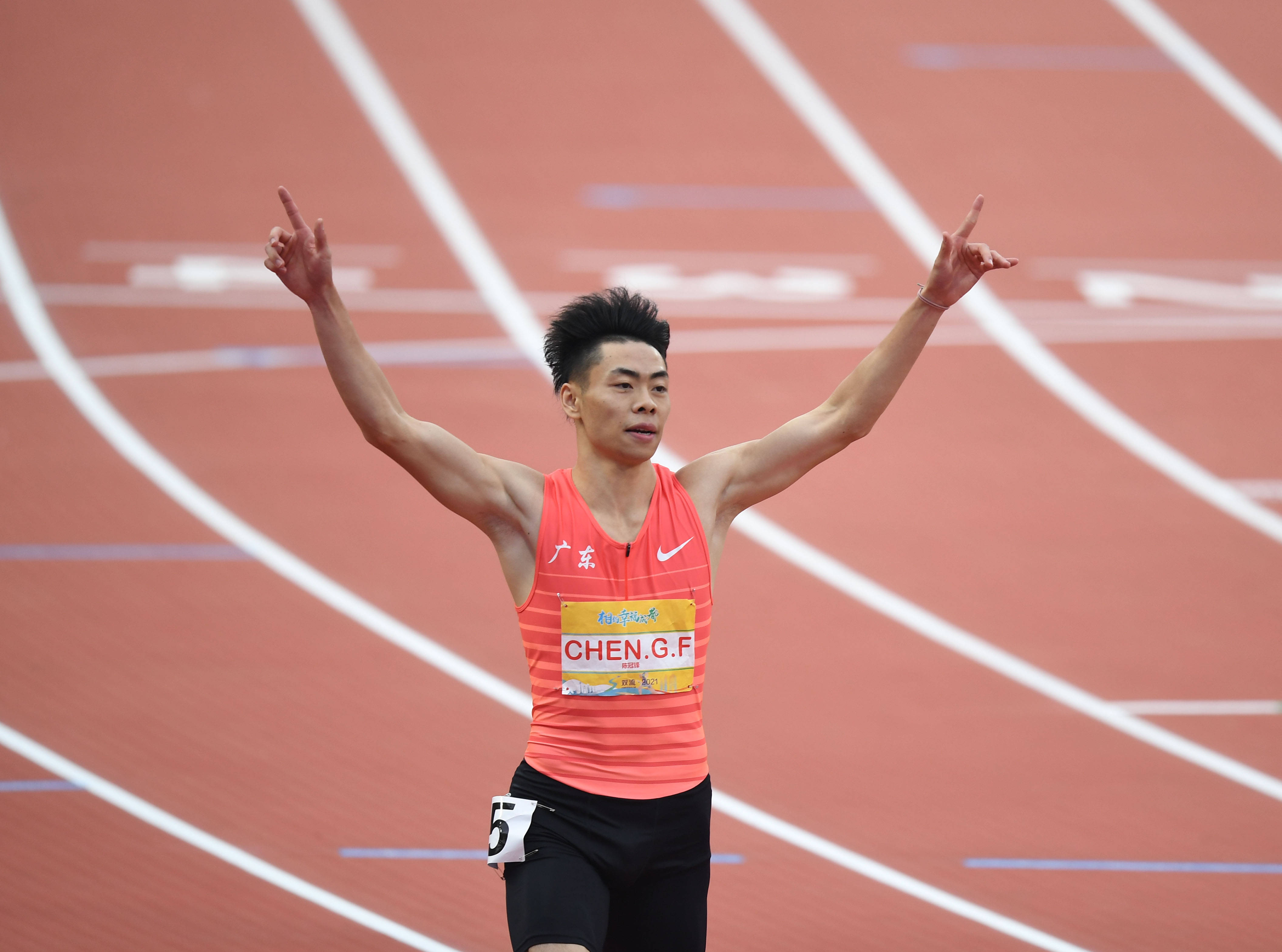 田径邀请赛掀起高潮，中原旋风队逆转东海麒麟队，高压逼抢奏功——临场应变见真章(经过1天激烈的比赛决出六强出炉)