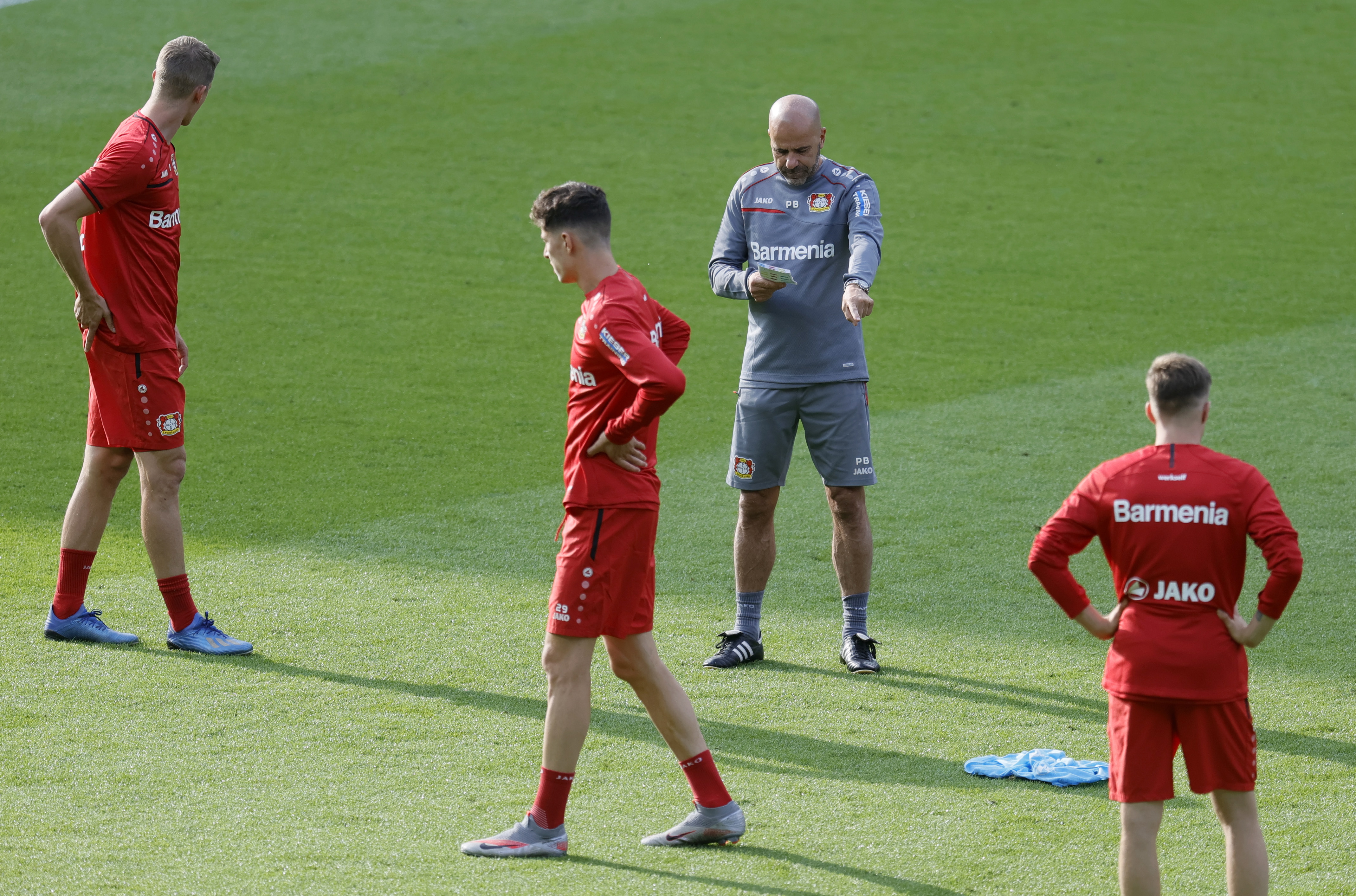 日本国家队发布备战花絮；转会期再遭质疑；德国杯任务艰巨；医务组通报恢复的简单介绍