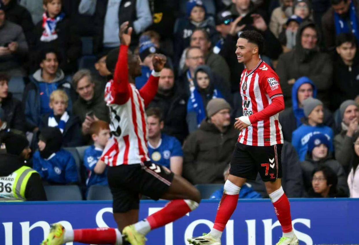 包含法甲国际比赛日再迎强敌，曼联豪取连胜，主帅态度——球迷炸锅，团队化学反应显著的词条