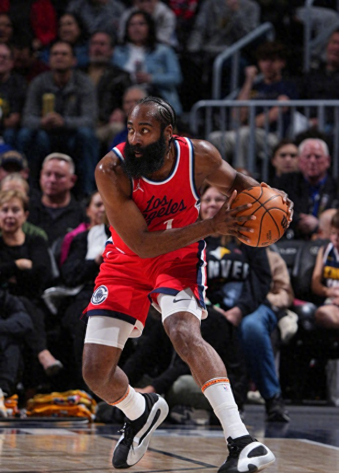 NBA常规赛加时末段再迎强敌，夏洛特黄蜂篮板制胜，主帅态度——媒体盛赞，身体对抗强度拉满的简单介绍